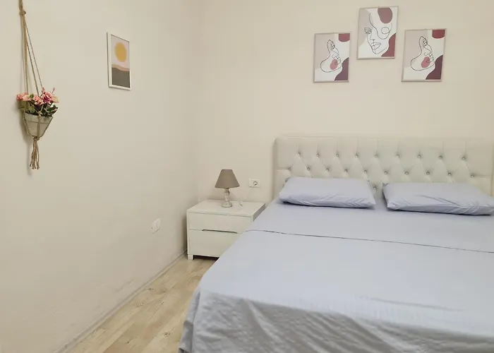 Downtown Boulevard Apartment With A Cute Balcony!